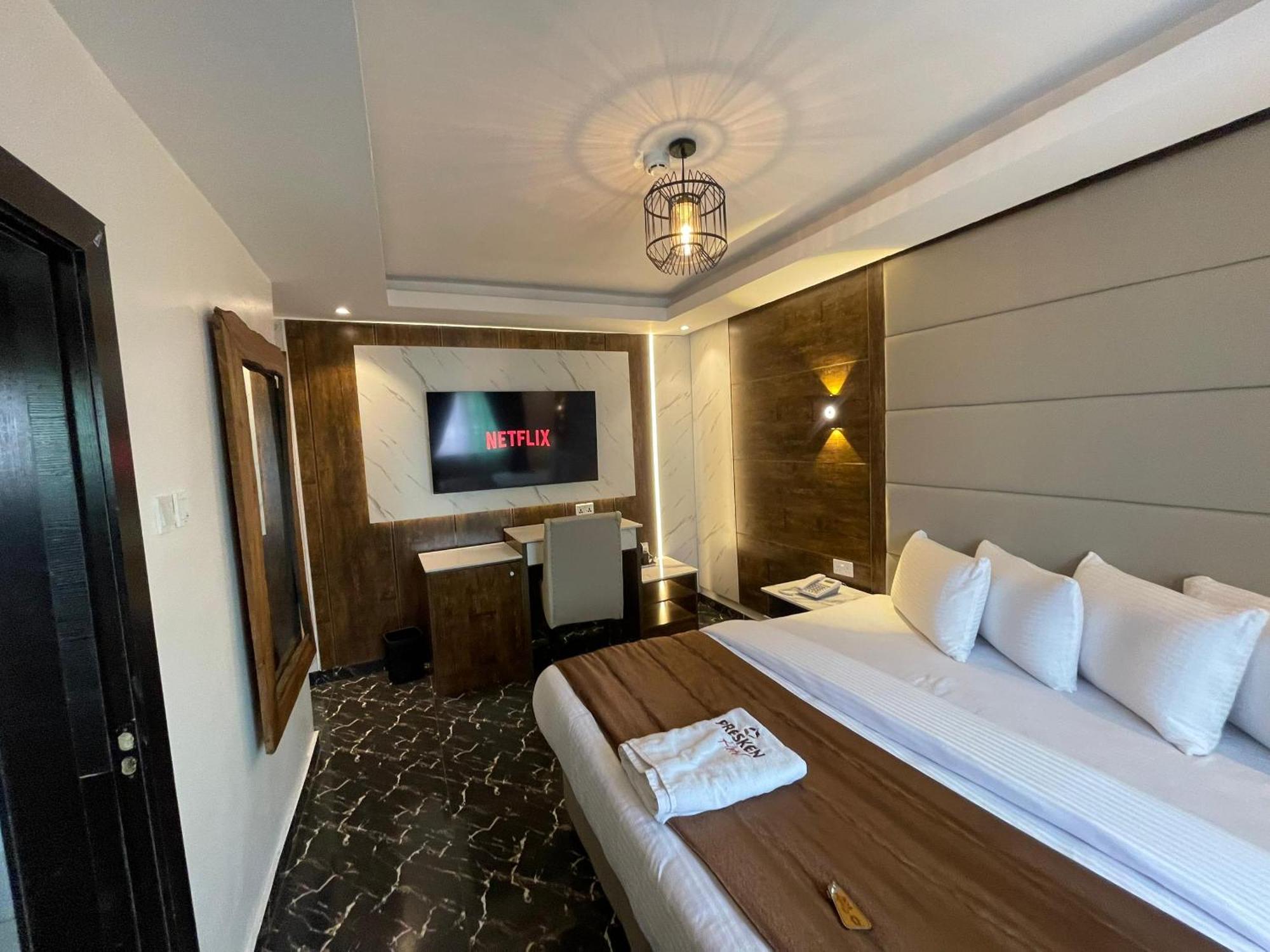 Presken K-One Hotel Ikeja Exterior photo
